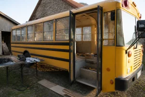 Autocar en cours d'aménagement en camping-car avec isolation posée à l'intérieur