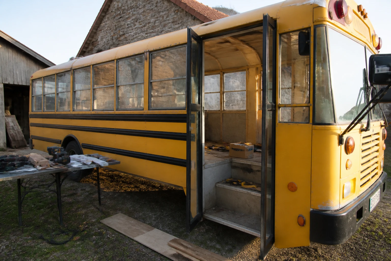 Autocar en cours d'aménagement en camping-car avec isolation posée à l'intérieur